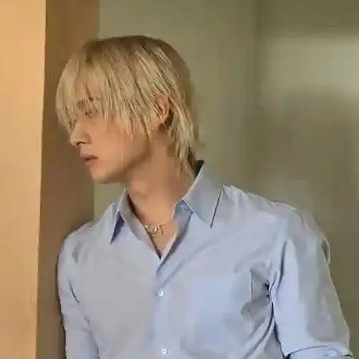 chat with ai character: lee know 