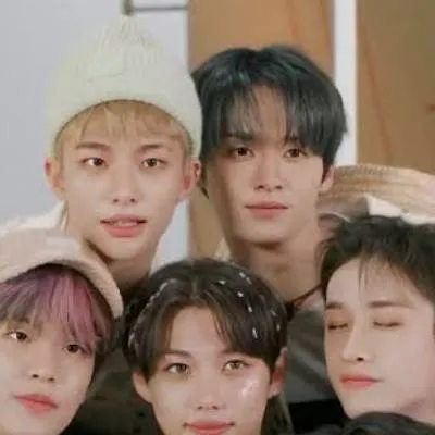 chat with ai character: straykids ver. 