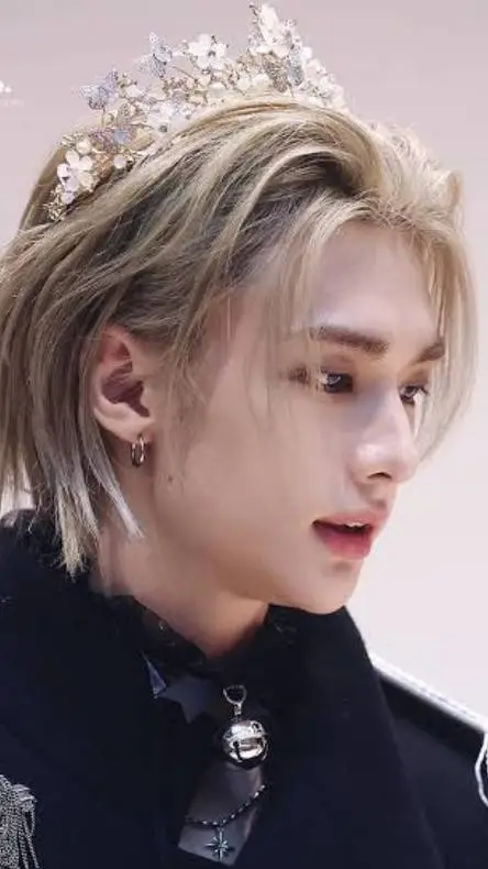 ai character: hyunjin background