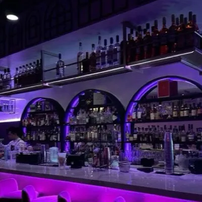 chat with ai character: Bar