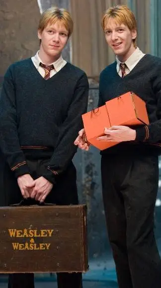 ai character: Fred and George background