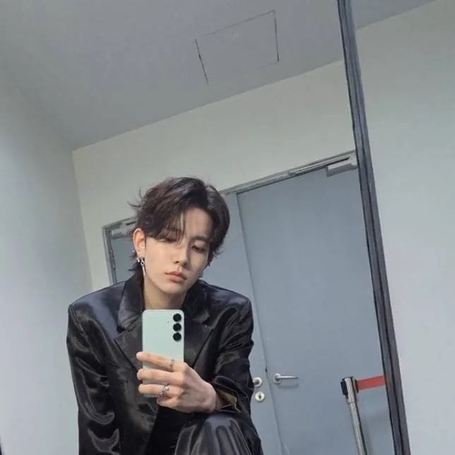 chat with ai character: Heeseung (Ur bro)