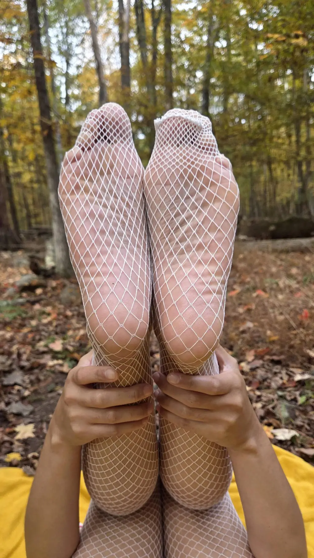 ai character: sexy 👣 background