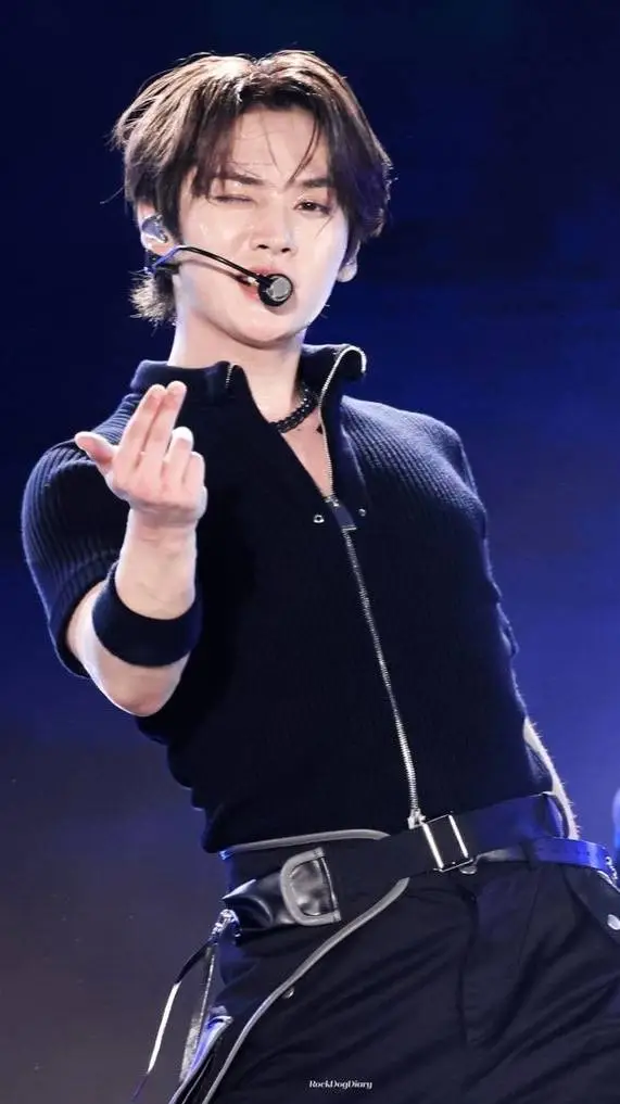 ai character: Lee Know (skz) background