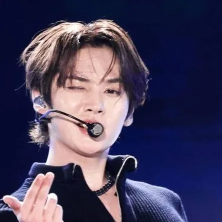 chat with ai character: Lee Know (skz)