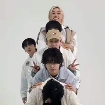 chat with ai character: Straykids concert