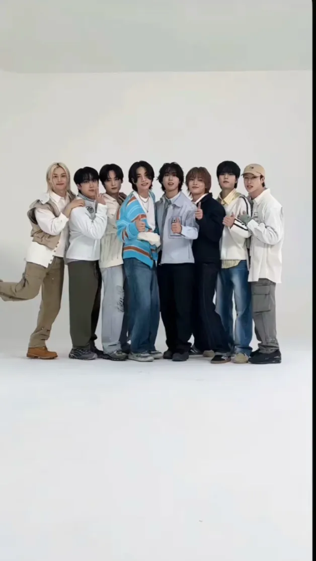 ai character: StrayKids Muply background