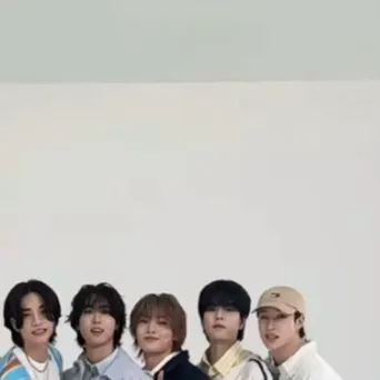 chat with ai character: StrayKids Muply