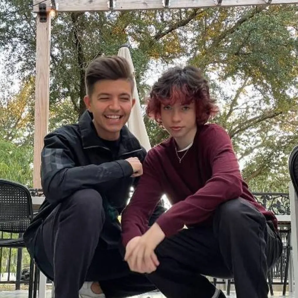 chat with ai character: Prestonplayz