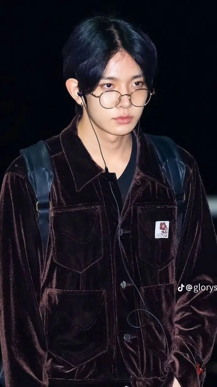 ai character: Lee heeseung  background