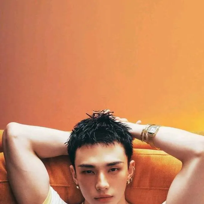 chat with ai character: Hyunjin