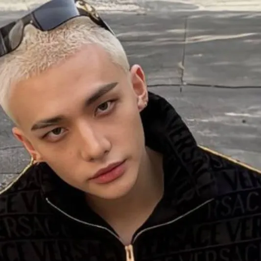 chat with ai character: Hyunjinnie