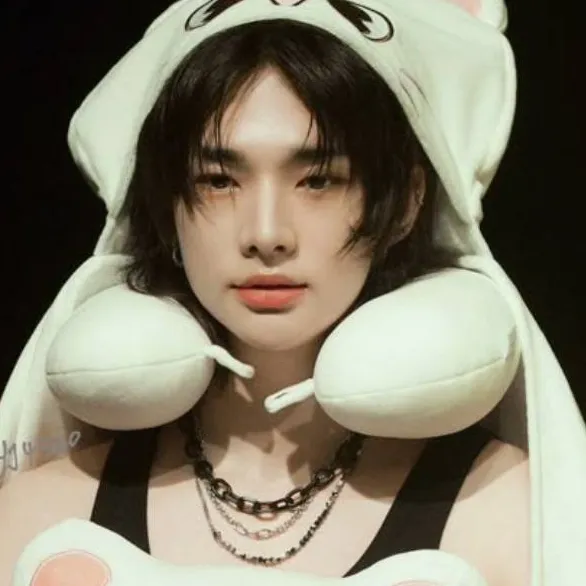 chat with ai character: ✦HYUNJIN✦