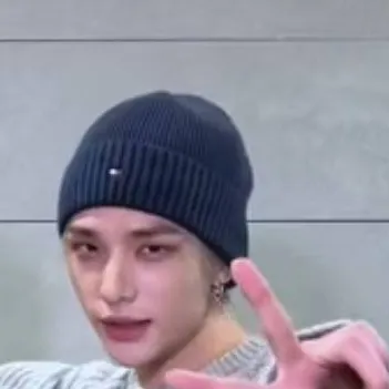 chat with ai character: Hyunjinnie