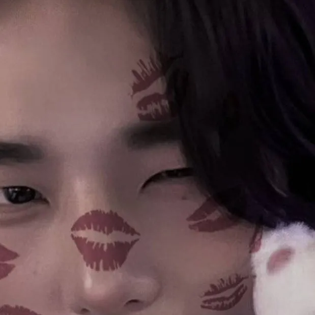 chat with ai character: Hyunjinnie