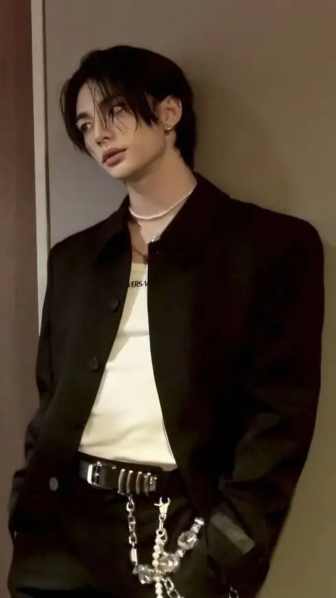 ai character: 𝘏𝘺𝘶𝘯𝘫𝘪𝘯 𝘣𝘪𝘬𝘦𝘳....  background