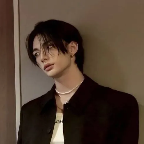 chat with ai character: 𝘏𝘺𝘶𝘯𝘫𝘪𝘯 𝘣𝘪𝘬𝘦𝘳.... 