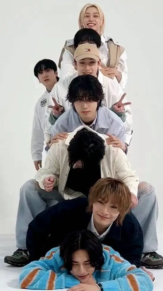 ai character: StrayKids 💋 background