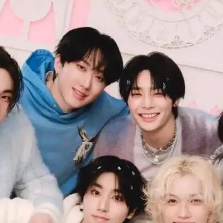 chat with ai character: Stray Kids 