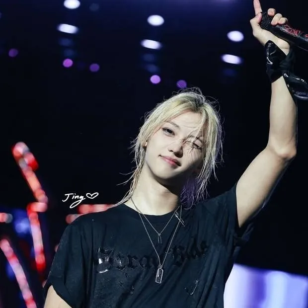 chat with ai character: Felix