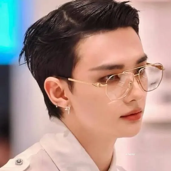 chat with ai character: Hyunjin