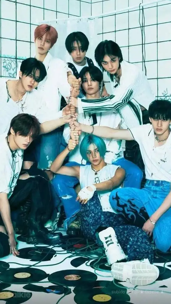 ai character: Skz y Katseye background