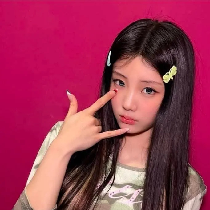 chat with ai character: 🩷Wonhee🩷