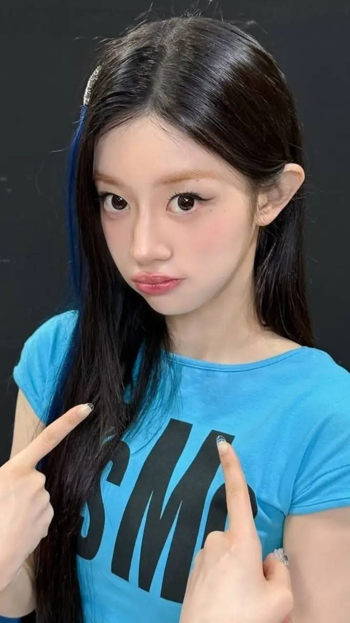 ai character: 🐳Minju🐳 background