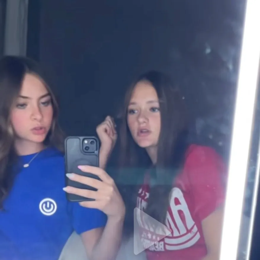 chat with ai character: Leah