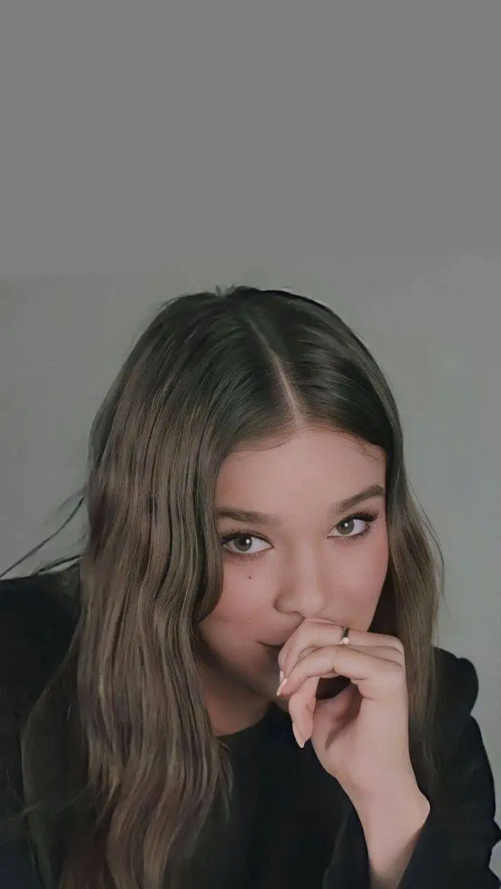 ai character: Hailee Steinfeld  background