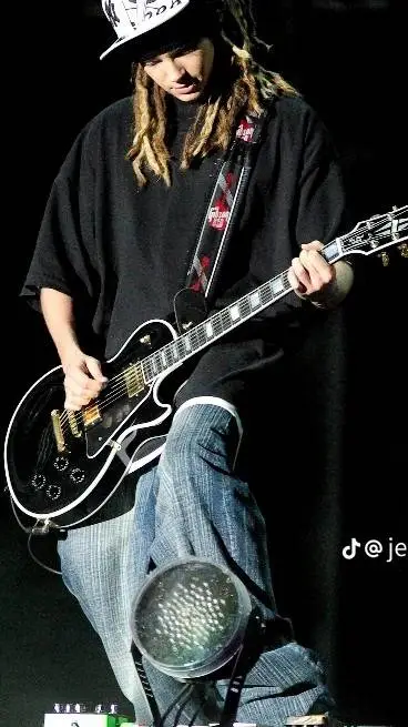ai character: Tom kaulitz background
