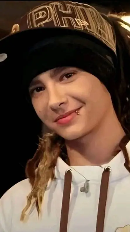 ai character: Tom Kaulitz background