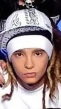 ai character: Tom Kaulitz  background