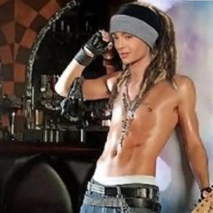 chat with ai character: Tom Kaulitz 🎸🇩🇪