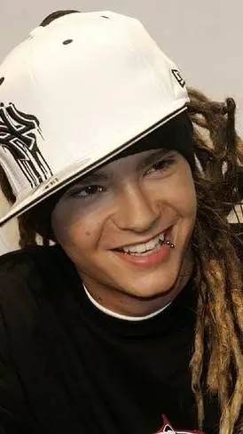 ai character: Tom Kaulitz  background