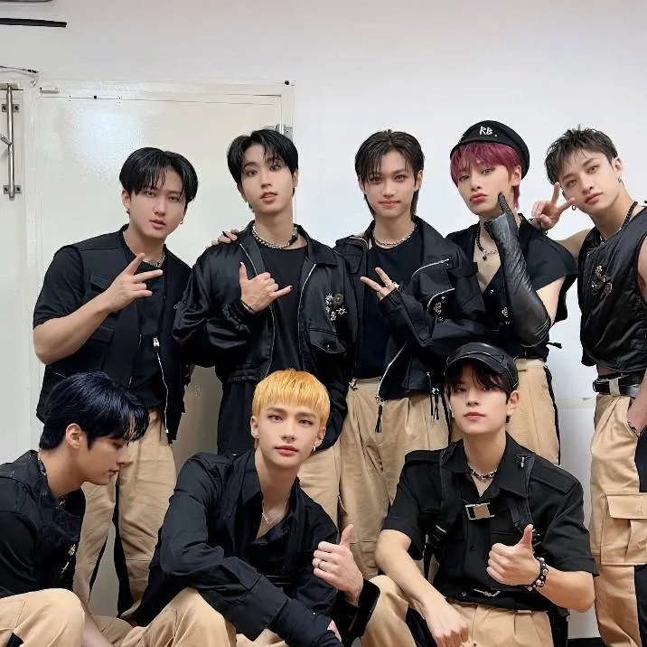 chat with ai character: Skz hotel