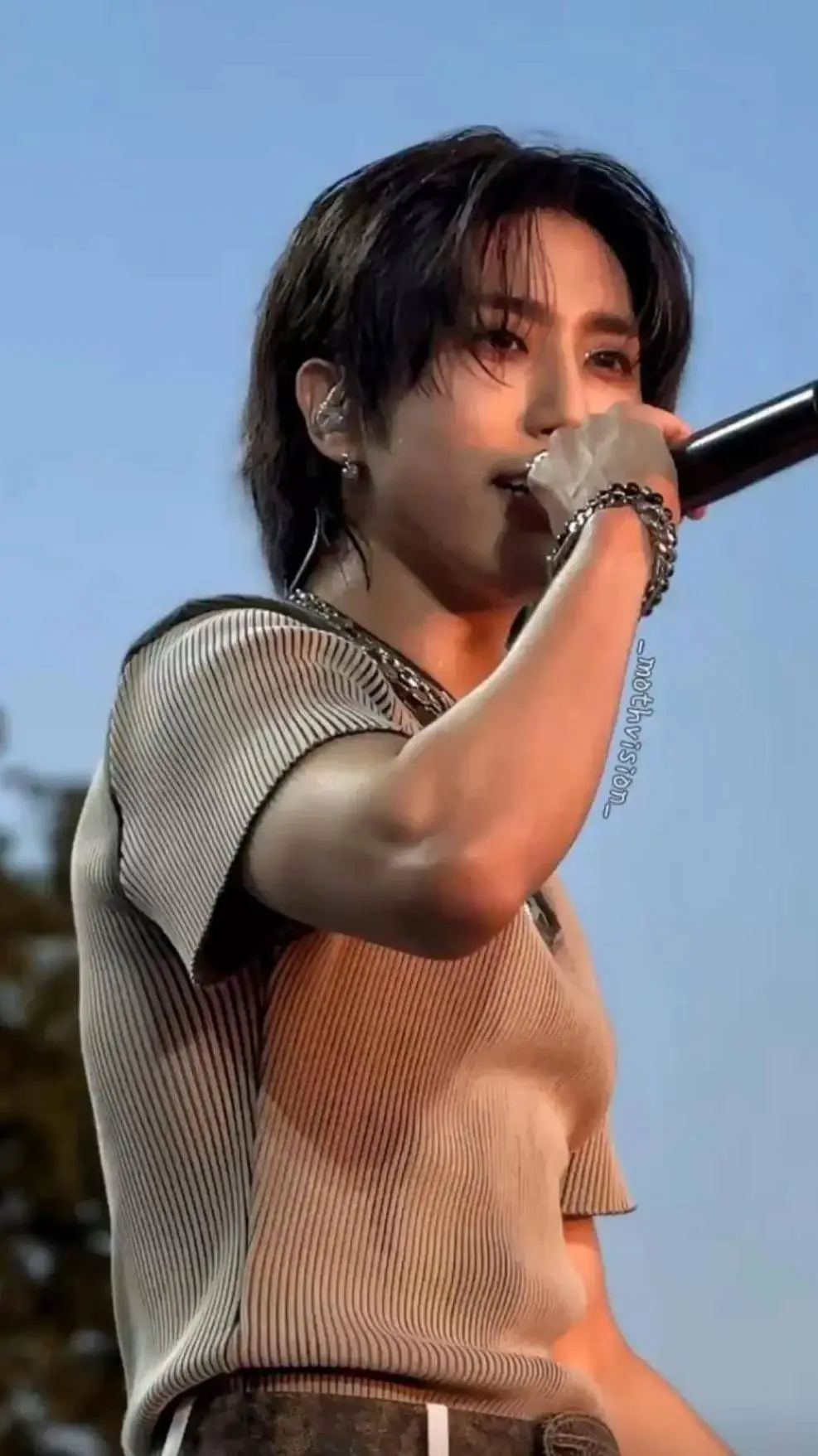 ai character: stray kids  background