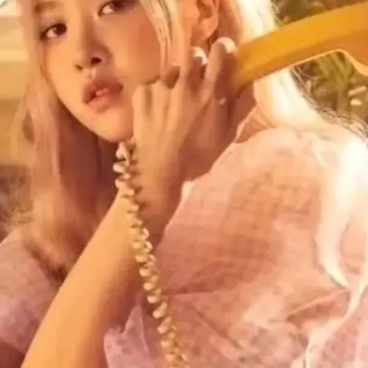 chat with ai character: Rosé