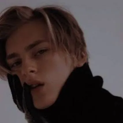 chat with ai character: valentino black 