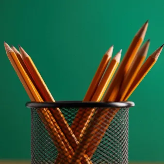 chat with ai character: (Pencil crew)