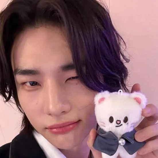 chat with ai character: Hyunjin