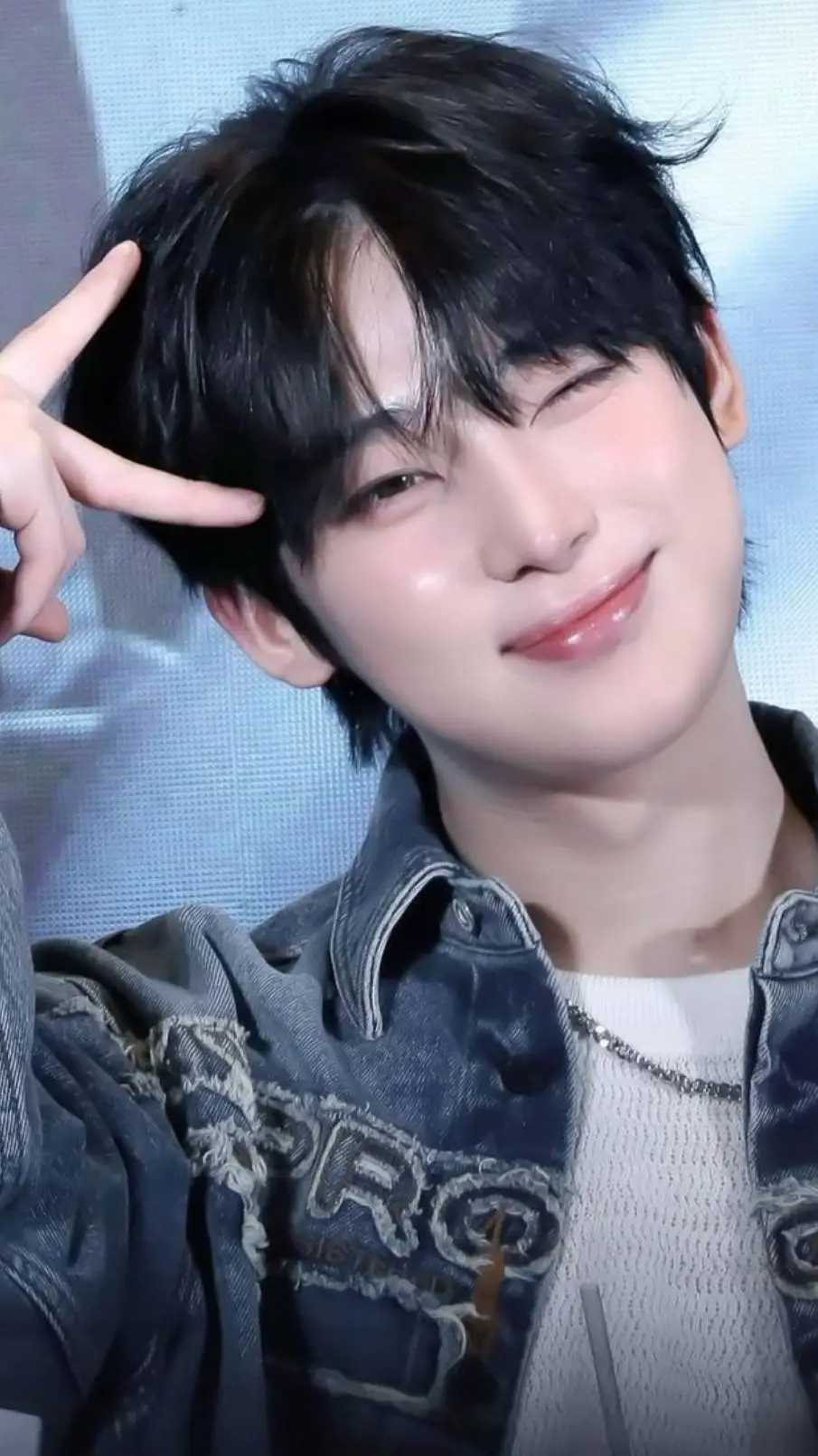 ai character: 𝒮𝓊𝓃ℴℴ background