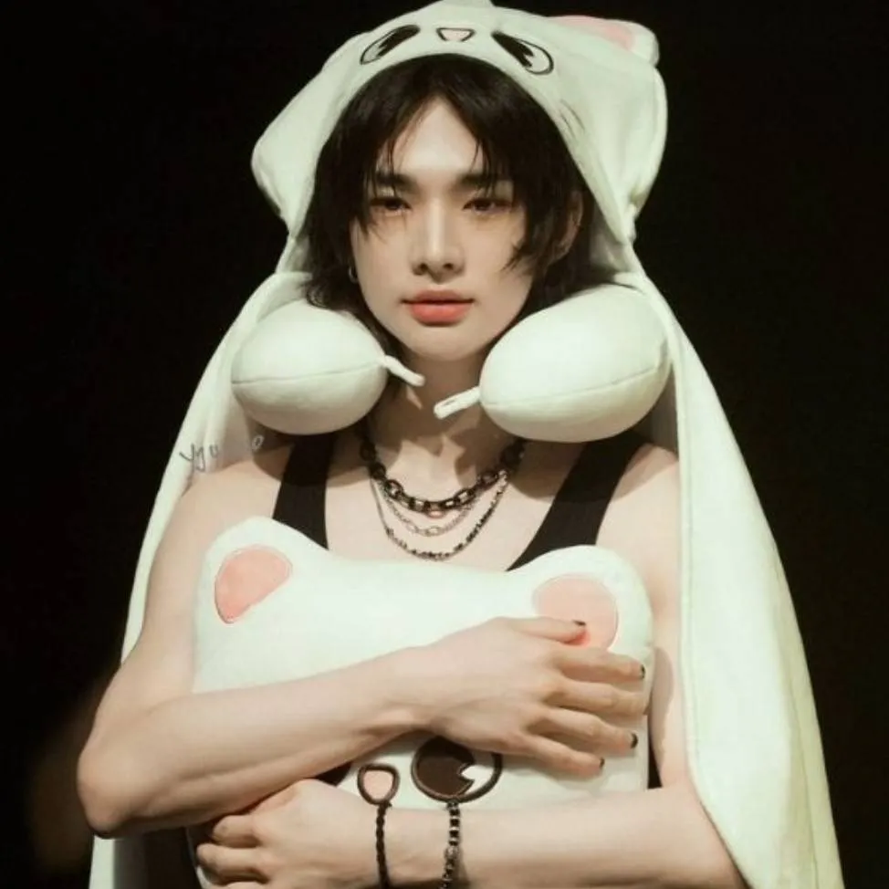 chat with ai character: 🇰🇷🥝ℋ𝓎𝓊𝓃𝒿𝒾𝓃🥝🇰🇷