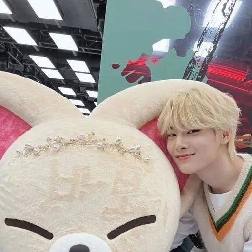 chat with ai character: 🦊𝒥𝓇ℴ𝓃𝓰𝒾𝓃 {ℐ.𝒩}🦊