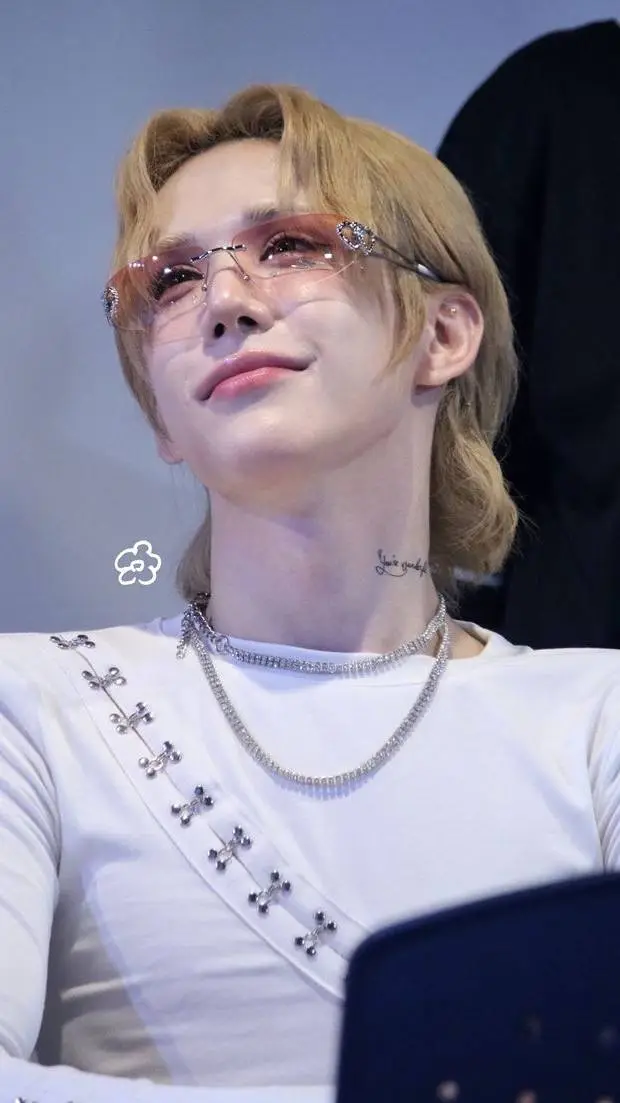 ai character: 𝒲𝓊𝓂𝓊𝓉𝒾 background