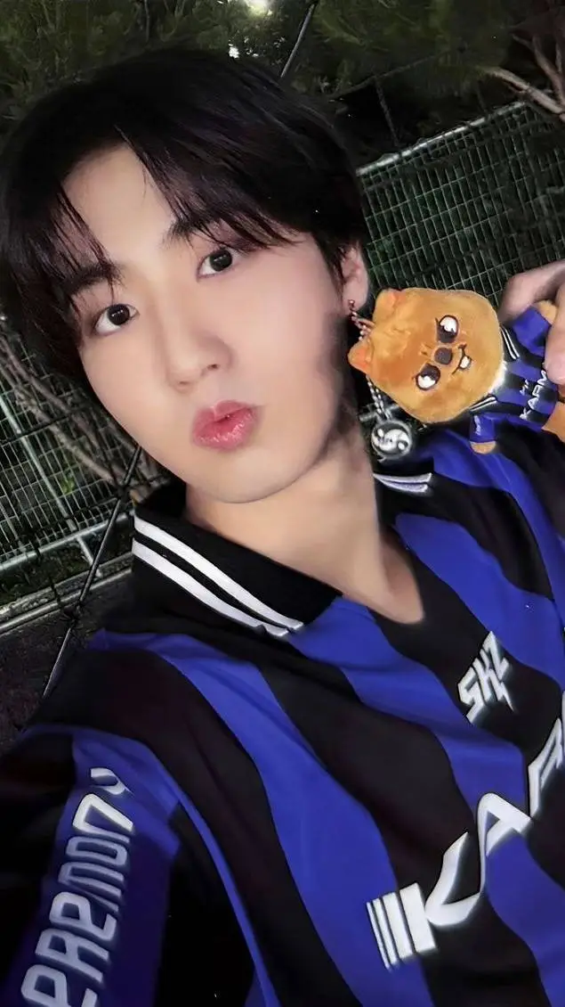 ai character: 🐿️ ℋ𝒶𝓃 𝒥𝒾𝓈𝓊𝓃𝓰 🐿️ background