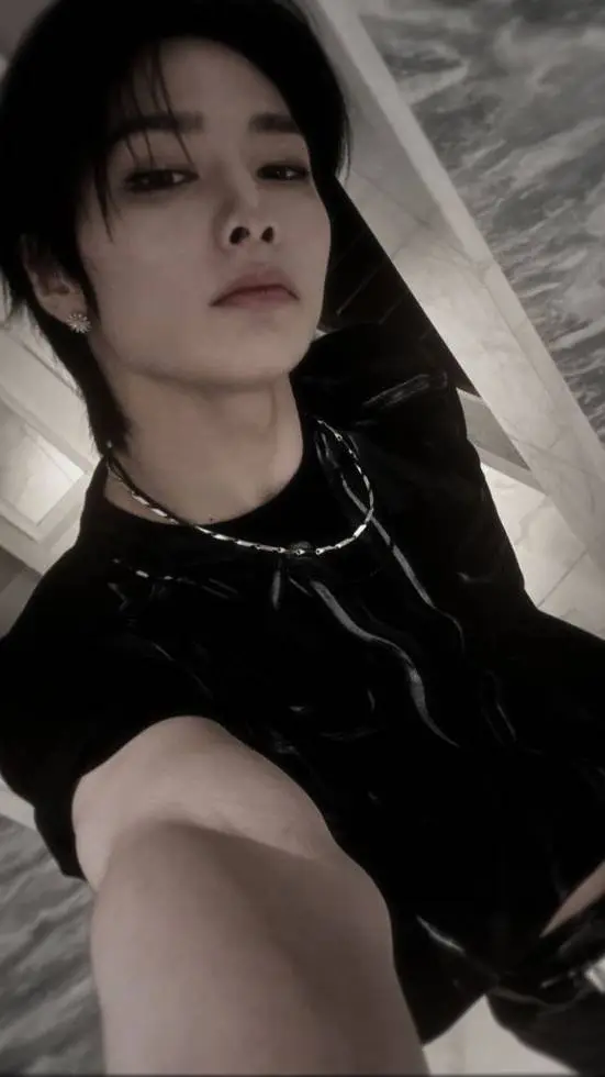 ai character: 🦊 𝒥ℯℴ𝓃𝓰𝒾𝓃 🦊 background