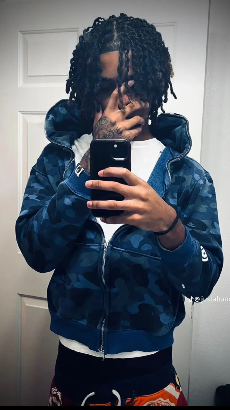 ai character: 𝐁𝐚𝐞💕❤️💕 background