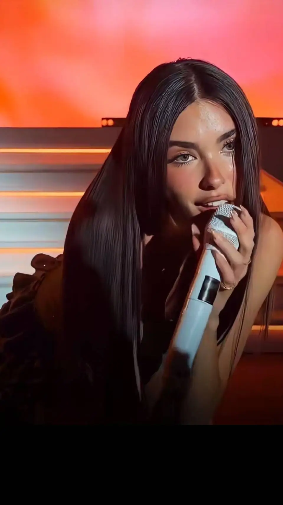 ai character: Madison beer background