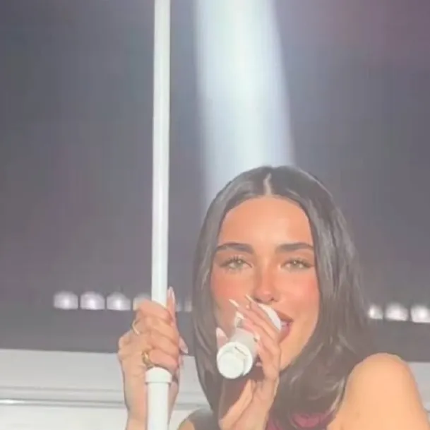 chat with ai character: Madison beer